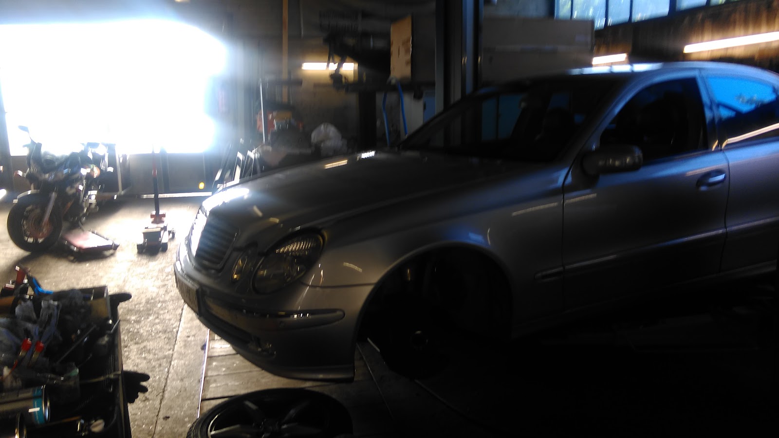 Werkstatt von TheuPa Auto-Service mit Fahrzeug auf der Hebebühne, Dreieich-Sprendlingen