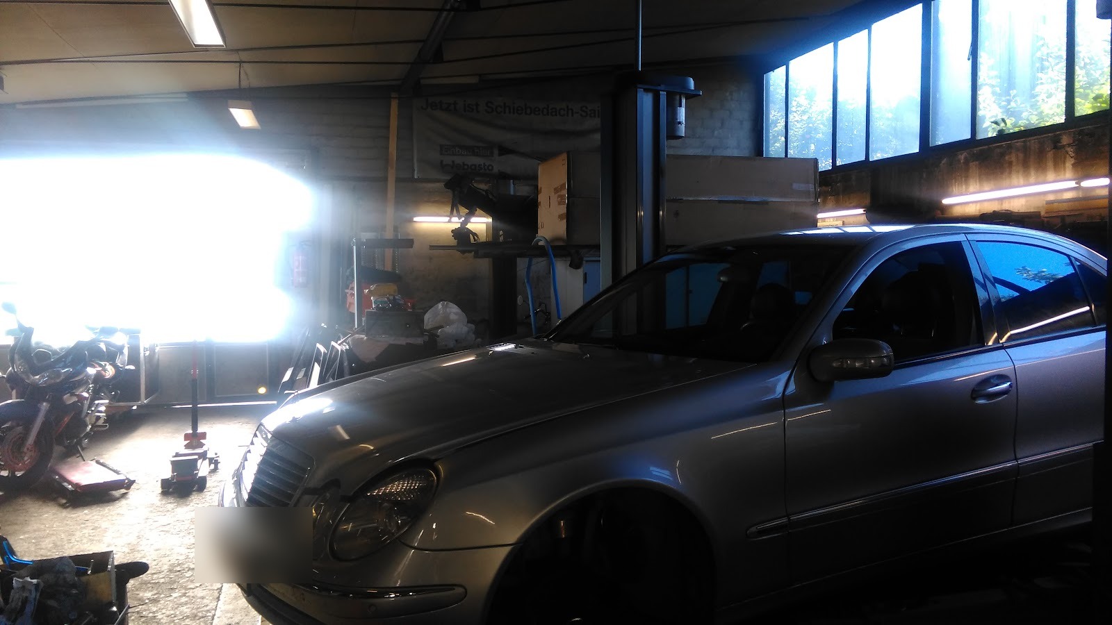 Werkstattbereich mit Fahrzeug bei TheuPa Auto-Service